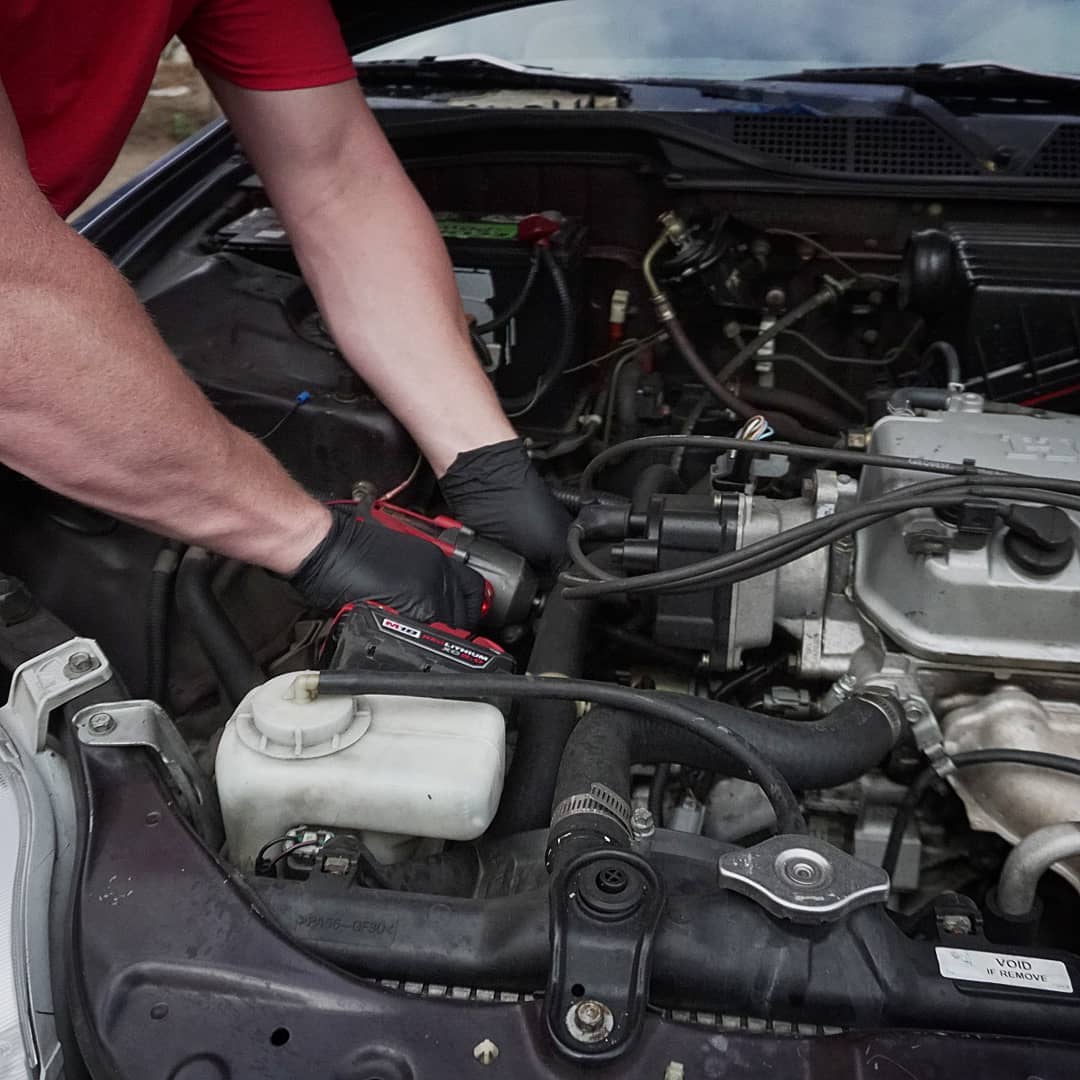 A mobile mechanic in Bakersfield making auto repairs